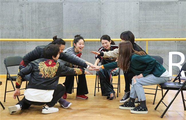 章子怡为“稀土部队”打气：连线舒淇飞吻连连