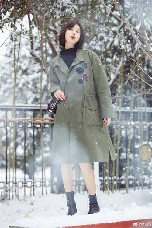 张俪时髦军大衣雪中露腿&nbsp;“红唇配白雪”引网友热议