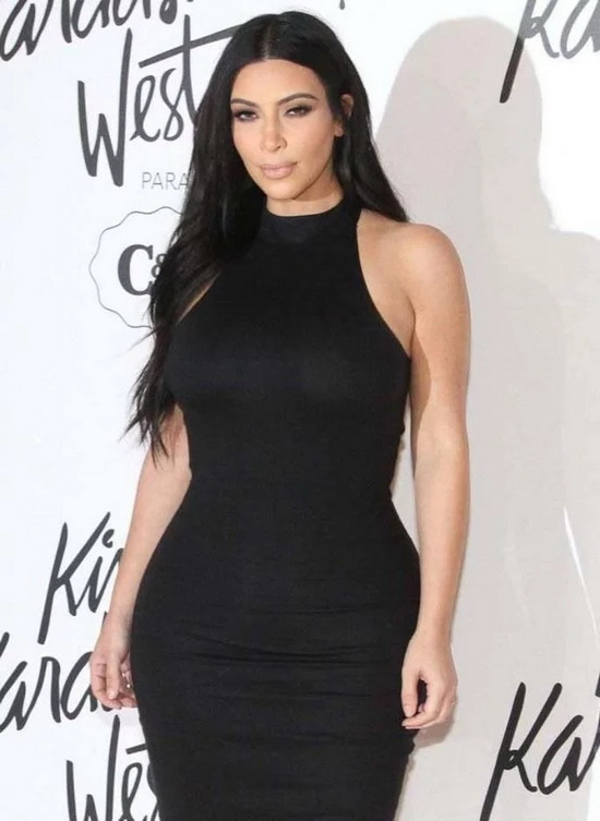 “世界第一臀”卡戴珊紧身黑裙出街