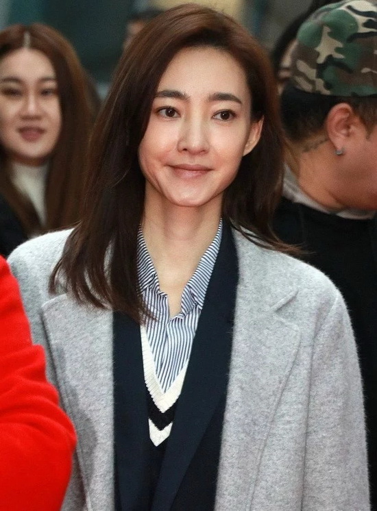 王丽坤素颜出席活动，被冻成为了表情包