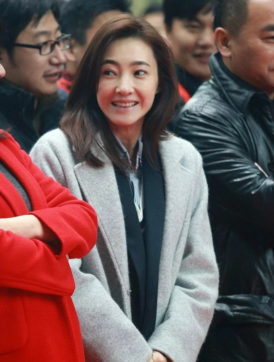 王丽坤素颜出席活动，被冻成为了表情包