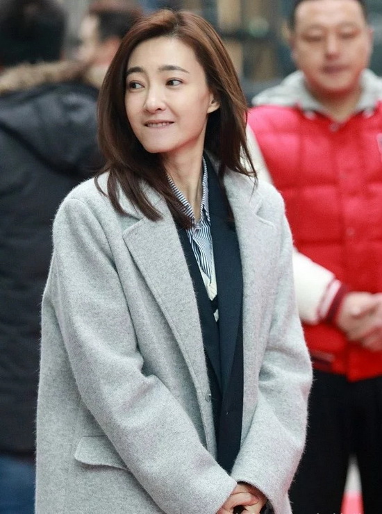 王丽坤素颜出席活动，被冻成为了表情包