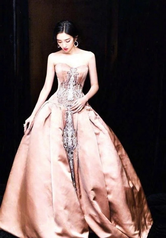 唐艺昕真大胆，穿V领礼服真空上阵