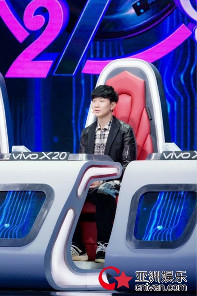 《梦想的声音2》林俊杰喂粉丝吃鸡腿撩粉十级&nbsp;欧阳娜娜梦想舞台首秀谈演技