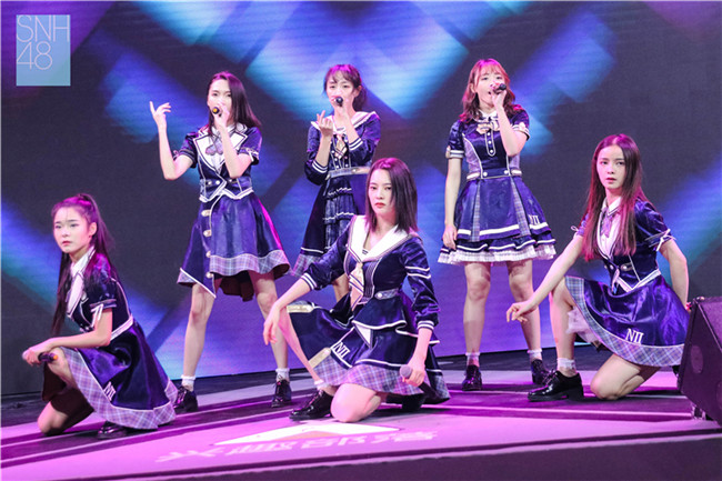 随后,snh48的成员们为"心赏之夜年度盛典"带来了她