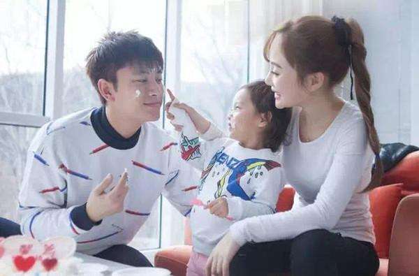 李小璐风波后现身全程露笑&nbsp;这场风波中她才是受伤害最少的