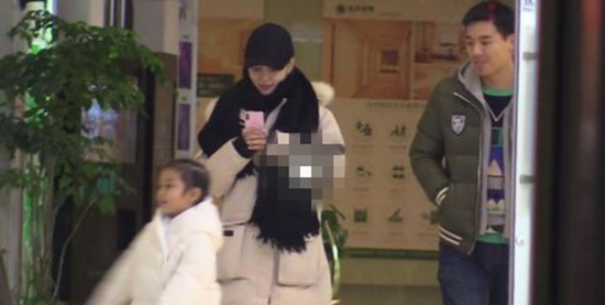 李小璐风波后现身全程露笑&nbsp;这场风波中她才是受伤害最少的