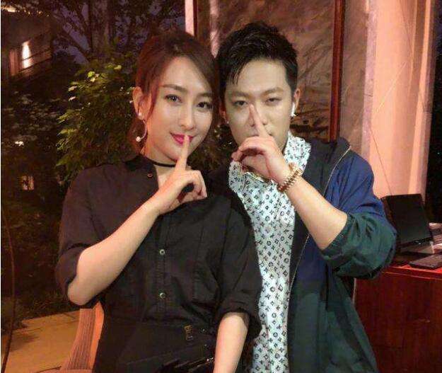 李小璐风波后现身全程露笑&nbsp;这场风波中她才是受伤害最少的