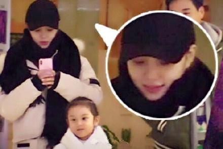 李小璐风波后现身全程露笑&nbsp;这场风波中她才是受伤害最少的