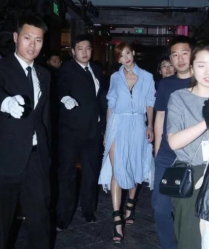 林志玲故意的吧?开叉裙下一览无余