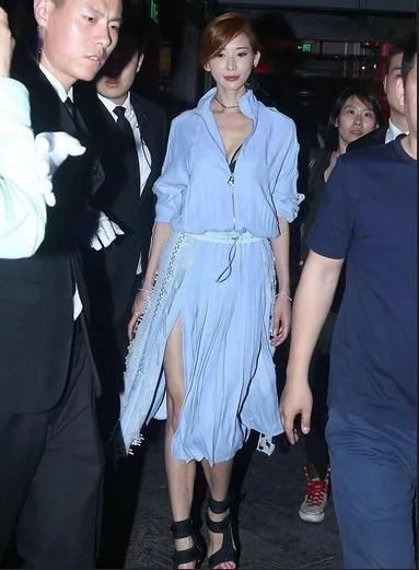林志玲故意的吧?开叉裙下一览无余