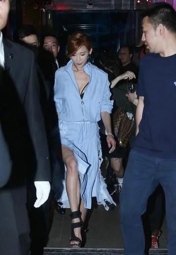 林志玲故意的吧?开叉裙下一览无余