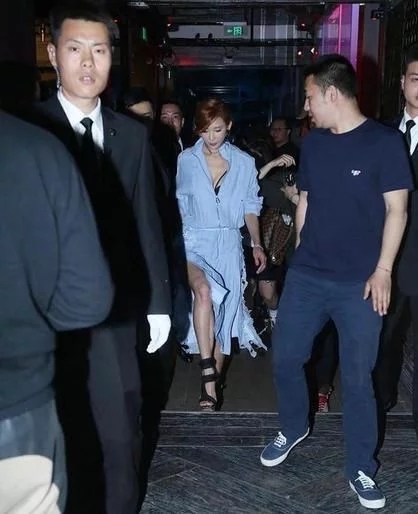 林志玲故意的吧?开叉裙下一览无余