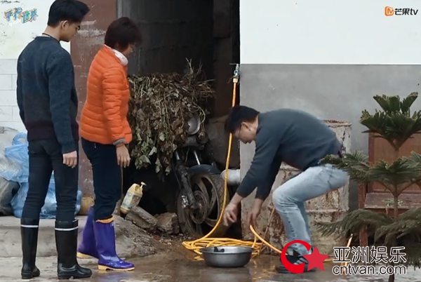 《变形计之平行世界》小王子变身迷你CFO 城市家庭上演杀鱼全武行