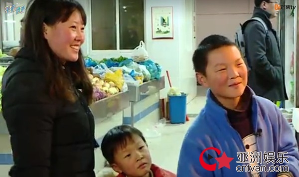 《变形计之平行世界》小王子变身迷你CFO 城市家庭上演杀鱼全武行