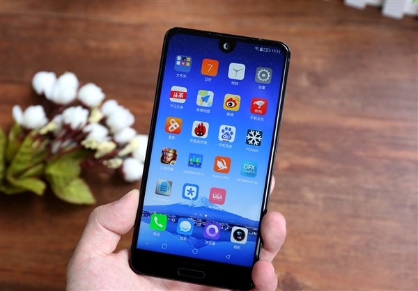 画风突变！夏普全面屏新机真机亮相：美人尖变刘海