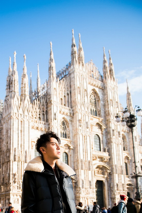 雷佳音漫步米兰街头&nbsp;浪漫儒雅范儿
