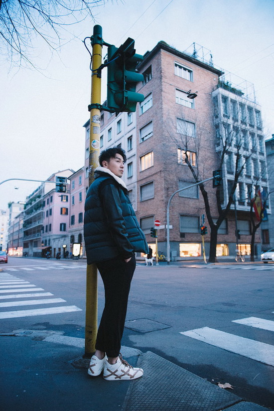 雷佳音漫步米兰街头&nbsp;浪漫儒雅范儿