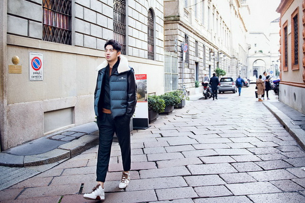 雷佳音漫步米兰街头&nbsp;浪漫儒雅范儿