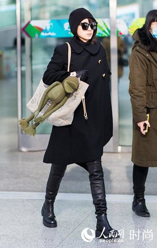 王子文机场再现精简酷黑风&nbsp;毛线帽灵气又可爱