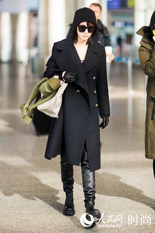 王子文机场再现精简酷黑风&nbsp;毛线帽灵气又可爱