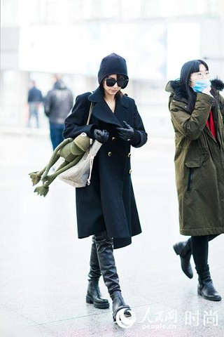 王子文机场再现精简酷黑风&nbsp;毛线帽灵气又可爱