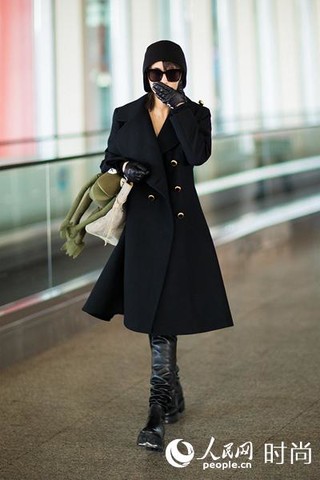 王子文机场再现精简酷黑风&nbsp;毛线帽灵气又可爱