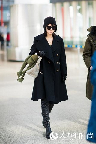 王子文机场再现精简酷黑风&nbsp;毛线帽灵气又可爱