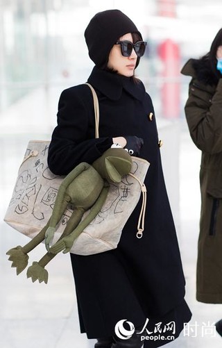 王子文机场再现精简酷黑风&nbsp;毛线帽灵气又可爱