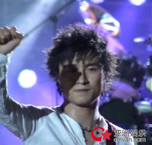 汪峰不戴眼镜登顶热搜 无奈回应:我能说啥呢