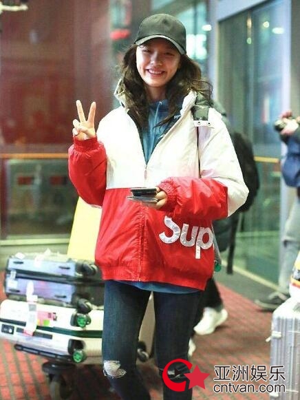 林允素颜现身机场 网友：这才是真正的素颜！