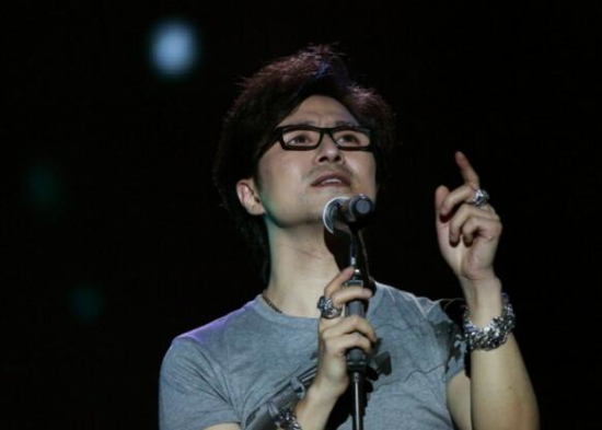 汪峰不戴眼镜的照片 半壁江山本体竟然是眼镜