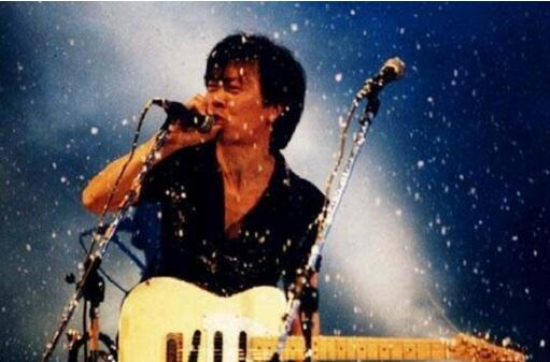 汪峰不戴眼镜的照片 半壁江山本体竟然是眼镜