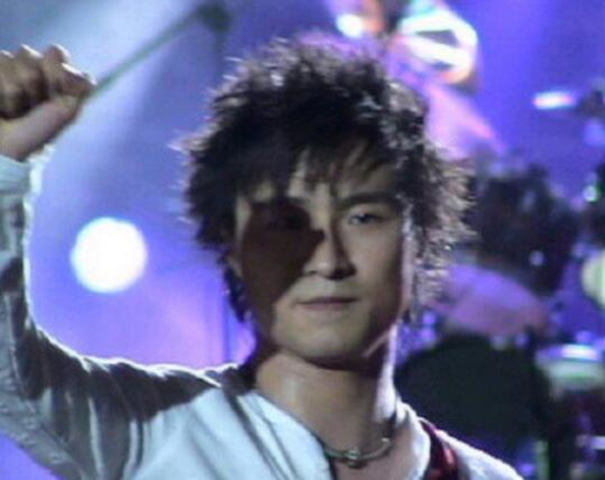 汪峰不戴眼镜的照片 半壁江山本体竟然是眼镜