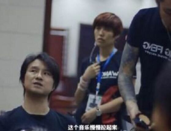 汪峰不戴眼镜的照片 半壁江山本体竟然是眼镜