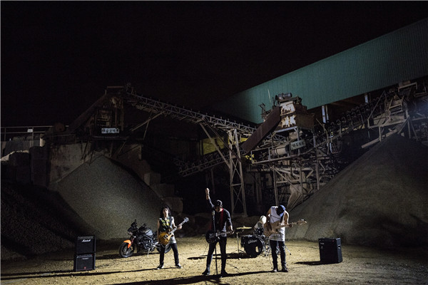 柯有伦抒情摇滚主打《告诉我》 MV大玩爆破特效震撼眼球