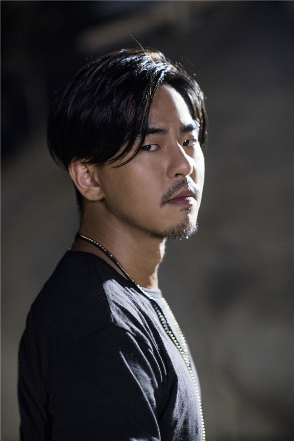 柯有伦抒情摇滚主打《告诉我》 MV大玩爆破特效震撼眼球