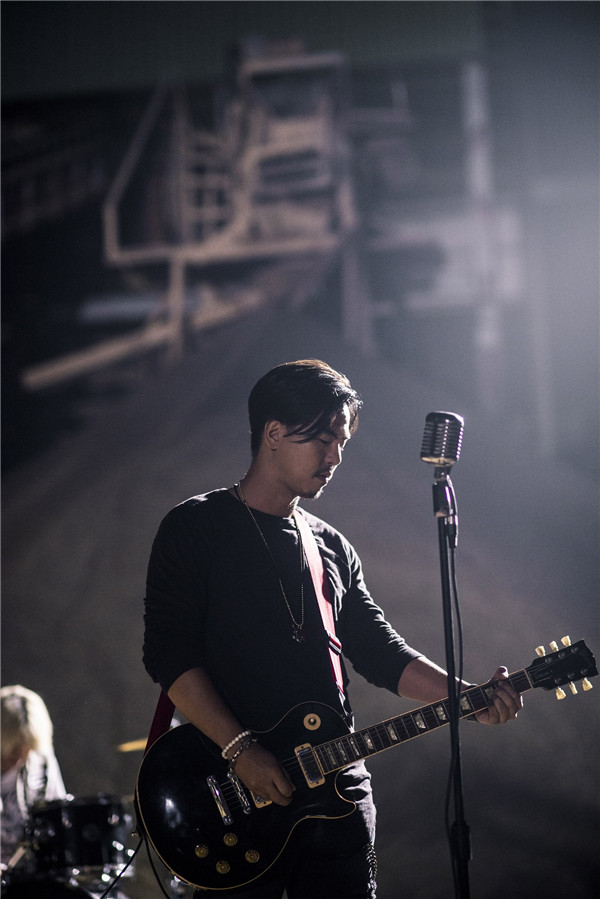 柯有伦抒情摇滚主打《告诉我》 MV大玩爆破特效震撼眼球