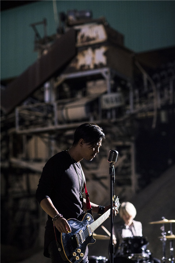 柯有伦抒情摇滚主打《告诉我》 MV大玩爆破特效震撼眼球