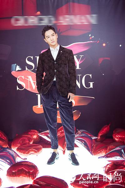 盛一伦帅气亮相品牌活动&nbsp;编织纹复古西装抢眼