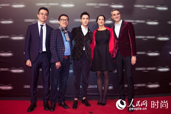 盛一伦帅气亮相品牌活动&nbsp;编织纹复古西装抢眼