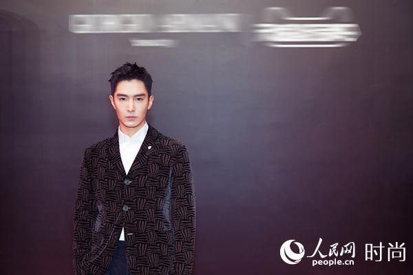 盛一伦帅气亮相品牌活动&nbsp;编织纹复古西装抢眼