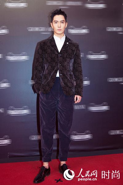 盛一伦帅气亮相品牌活动&nbsp;编织纹复古西装抢眼
