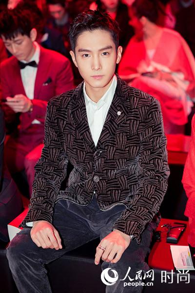盛一伦帅气亮相品牌活动&nbsp;编织纹复古西装抢眼
