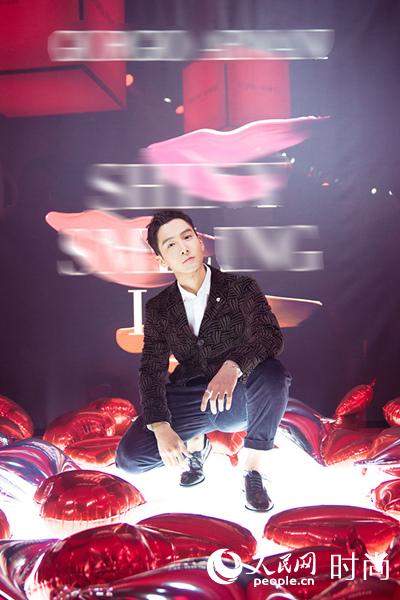 盛一伦帅气亮相品牌活动&nbsp;编织纹复古西装抢眼