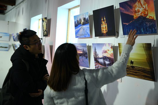 内蒙古摄影展亮相798&nbsp;“冰雪秘境”引游客驻足观看
