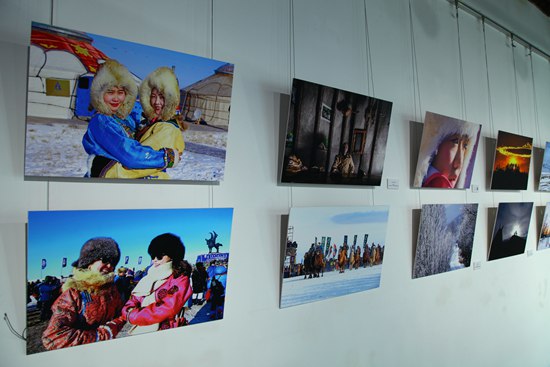 内蒙古摄影展亮相798&nbsp;“冰雪秘境”引游客驻足观看
