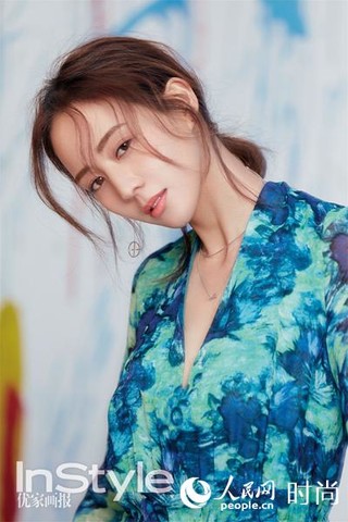 张钧甯登开年封面&nbsp;优雅玩转街头涂鸦风