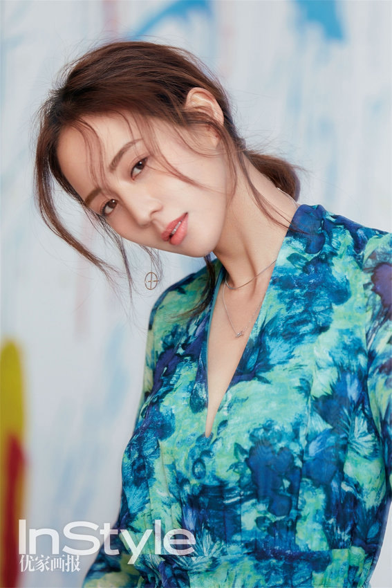 张钧甯登开年封面&nbsp;优雅玩转街头涂鸦风