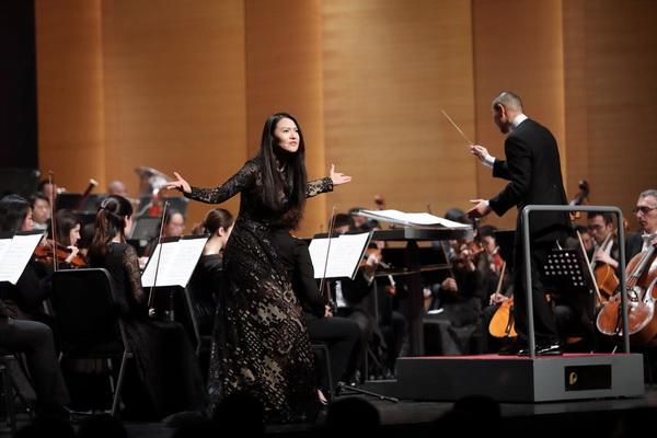 谭维维助阵谭盾新年音乐会&nbsp;抱病不下火线实力不减